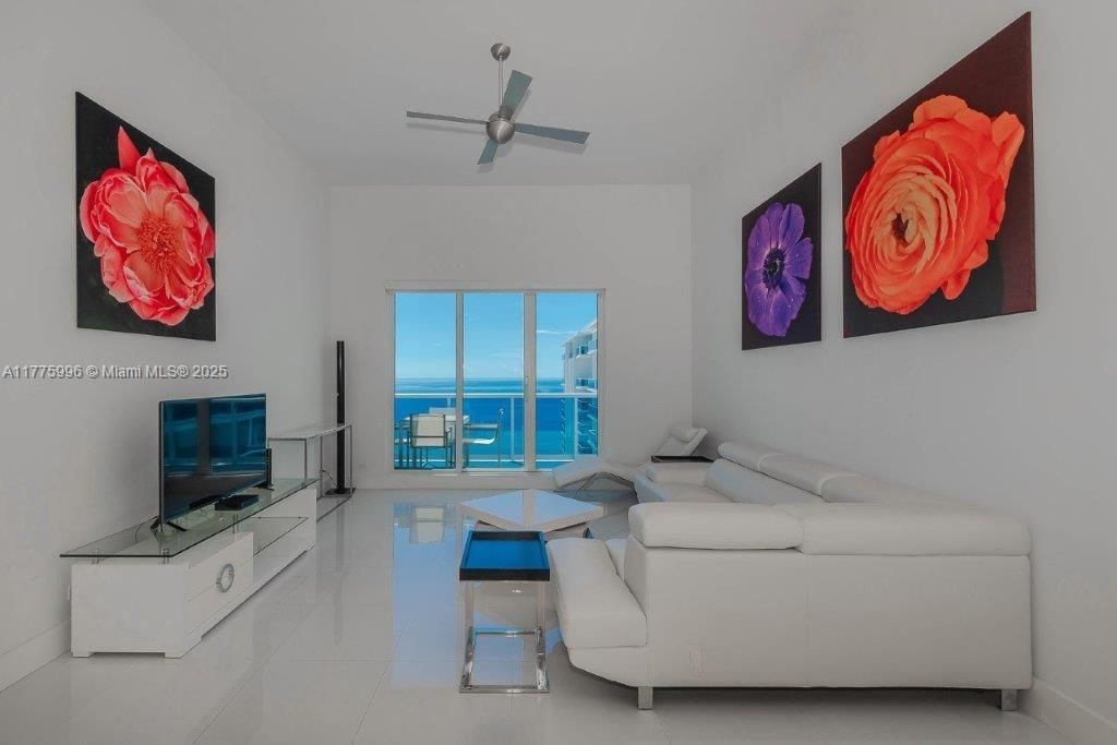 出租: $10,300 (1 贝兹, 1 浴室, 900 平方英尺)