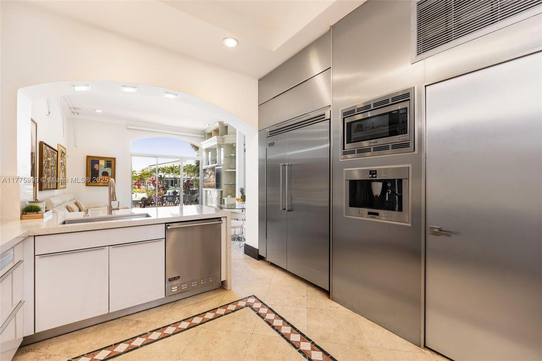 For Sale: $3,100,000 (5 beds, 6 baths, 3600 Square Feet)