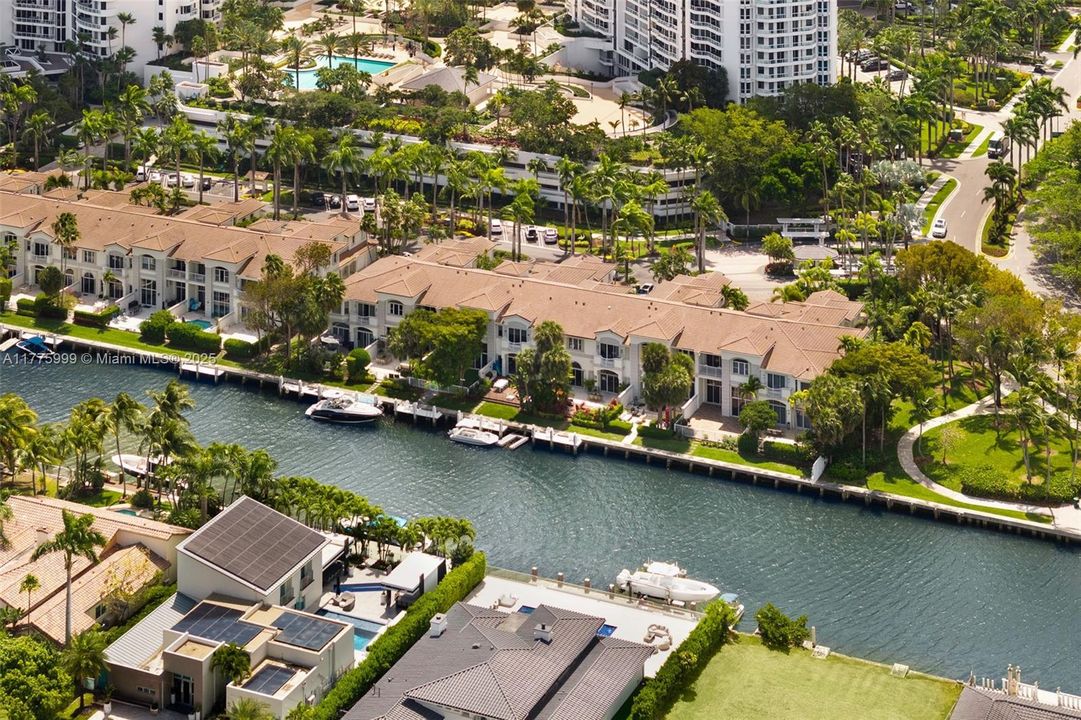 For Sale: $3,100,000 (5 beds, 6 baths, 3600 Square Feet)