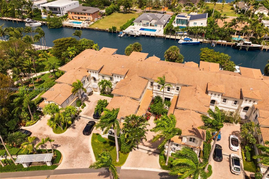 For Sale: $3,100,000 (5 beds, 6 baths, 3600 Square Feet)