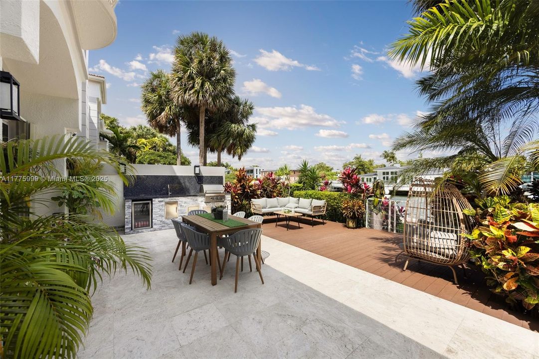 For Sale: $3,100,000 (5 beds, 6 baths, 3600 Square Feet)