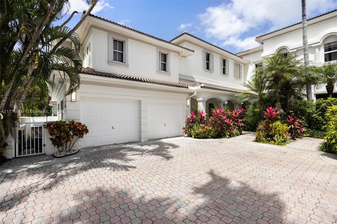 For Sale: $3,100,000 (5 beds, 6 baths, 3600 Square Feet)