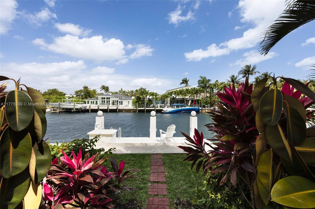 For Sale: $3,100,000 (5 beds, 6 baths, 3600 Square Feet)