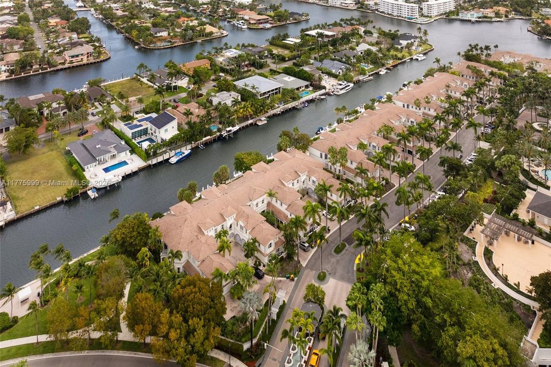 For Sale: $3,100,000 (5 beds, 6 baths, 3600 Square Feet)