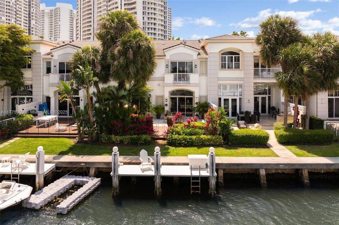 For Sale: $3,100,000 (5 beds, 6 baths, 3600 Square Feet)