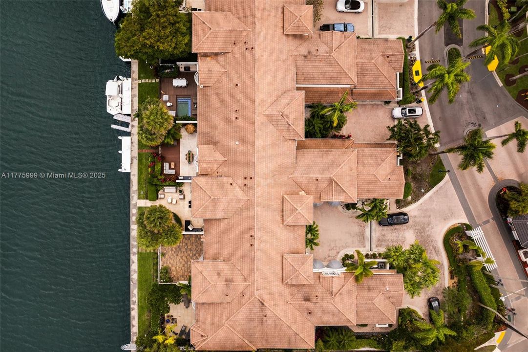 For Sale: $3,100,000 (5 beds, 6 baths, 3600 Square Feet)