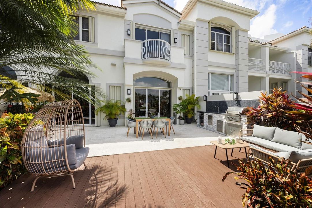 For Sale: $3,100,000 (5 beds, 6 baths, 3600 Square Feet)