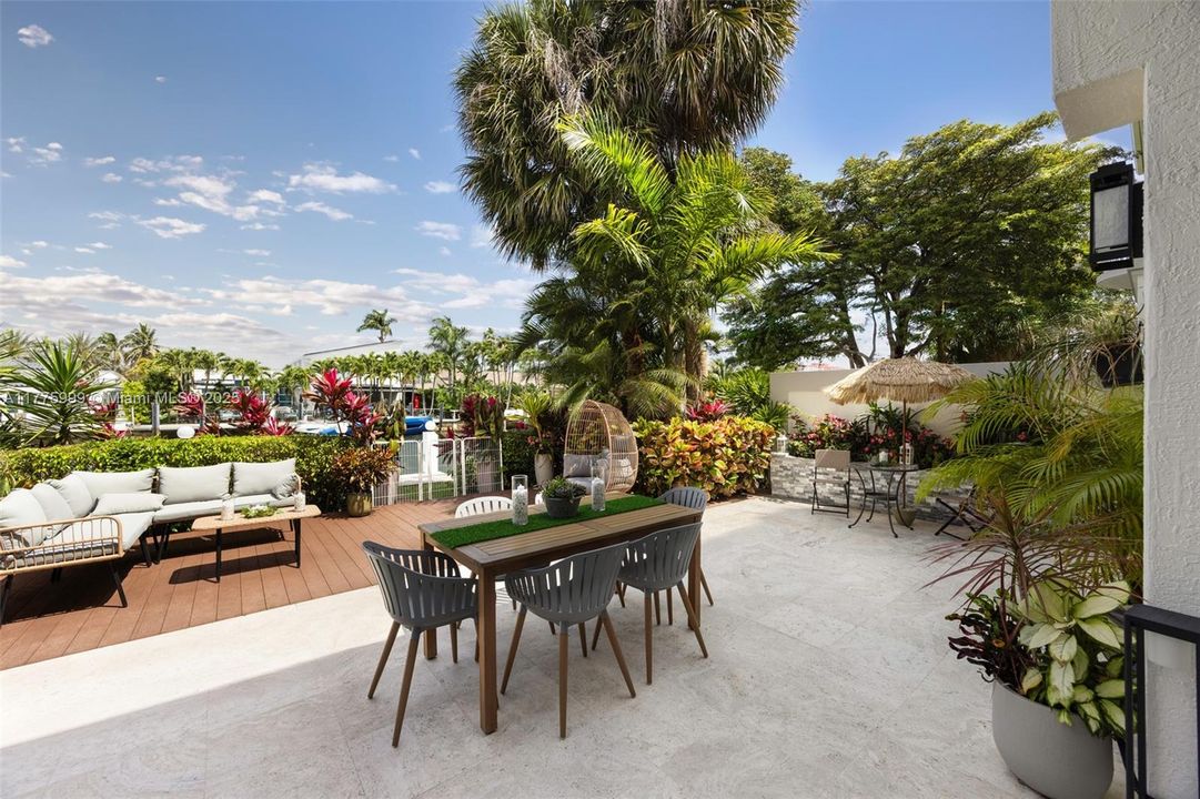 For Sale: $3,100,000 (5 beds, 6 baths, 3600 Square Feet)