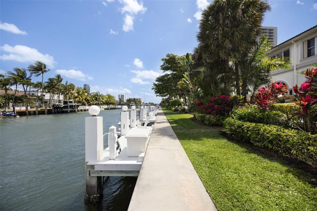 For Sale: $3,100,000 (5 beds, 6 baths, 3600 Square Feet)