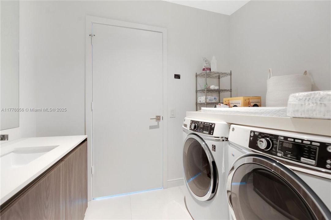 Recently Sold: $3,999,000 (4 beds, 5 baths, 3289 Square Feet)