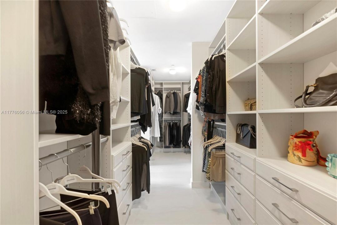 Recently Sold: $3,999,000 (4 beds, 5 baths, 3289 Square Feet)