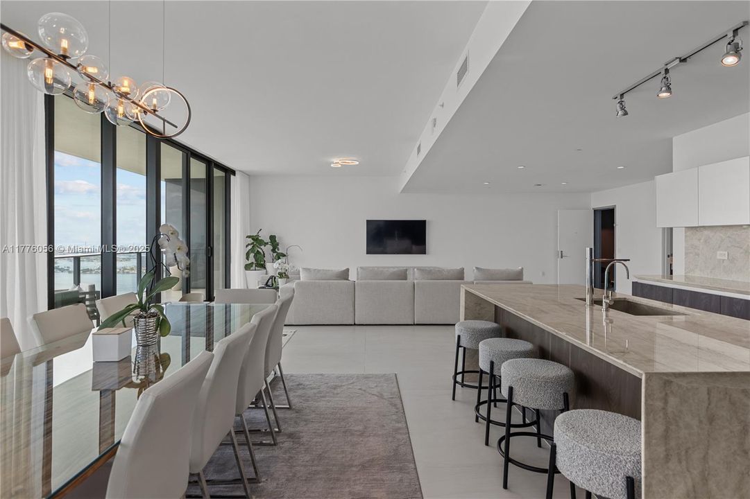 Recently Sold: $3,999,000 (4 beds, 5 baths, 3289 Square Feet)