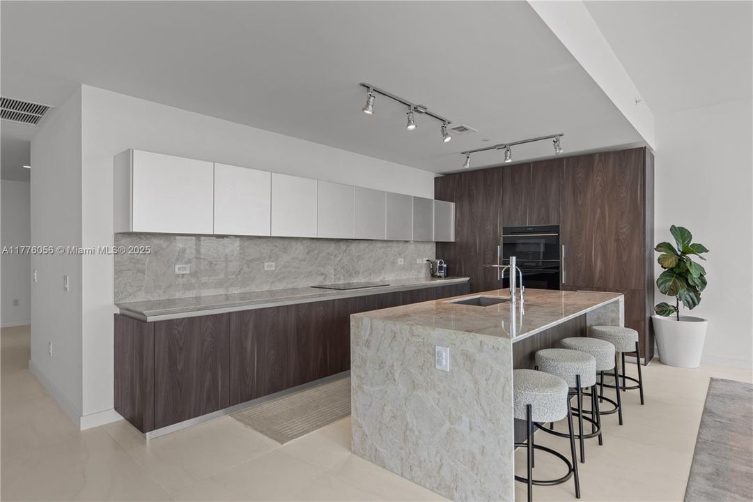 Recently Sold: $3,999,000 (4 beds, 5 baths, 3289 Square Feet)