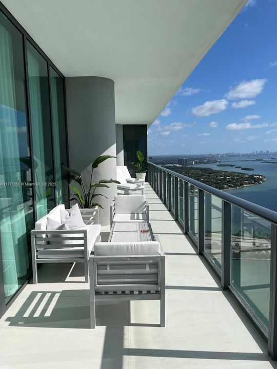 Recently Sold: $3,999,000 (4 beds, 5 baths, 3289 Square Feet)