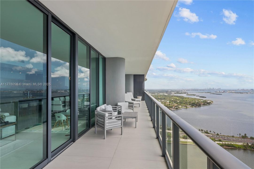 Recently Sold: $3,999,000 (4 beds, 5 baths, 3289 Square Feet)