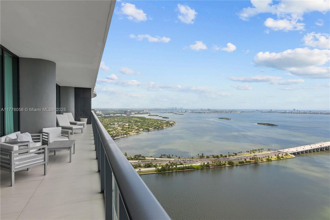 Recently Sold: $3,999,000 (4 beds, 5 baths, 3289 Square Feet)