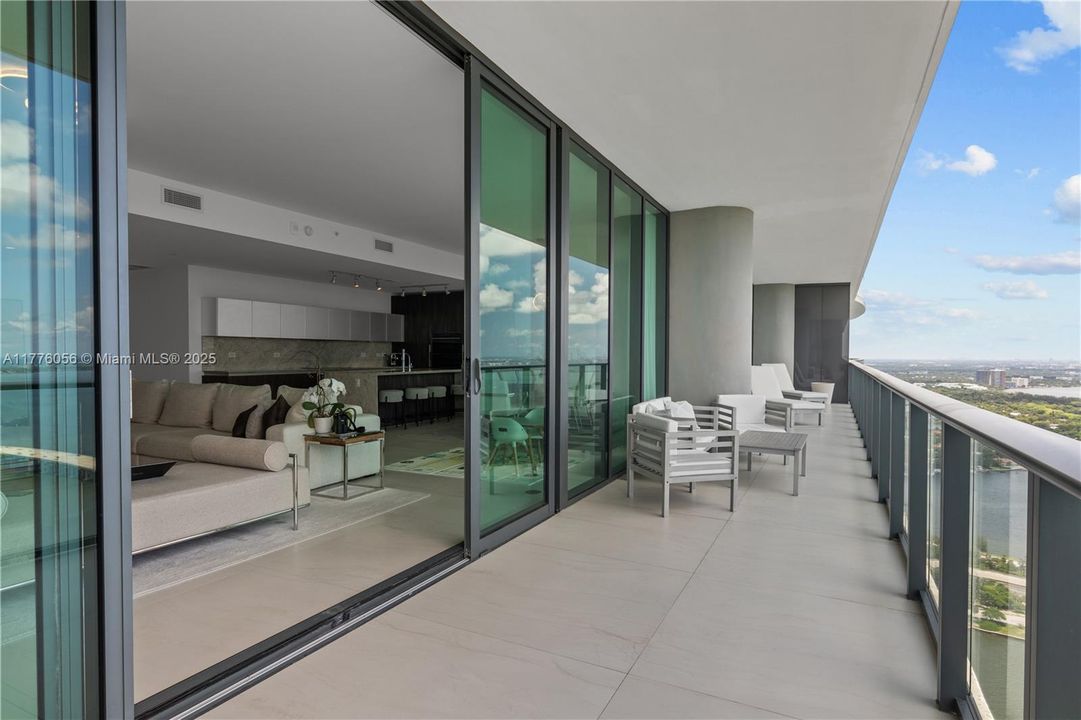 Recently Sold: $3,999,000 (4 beds, 5 baths, 3289 Square Feet)