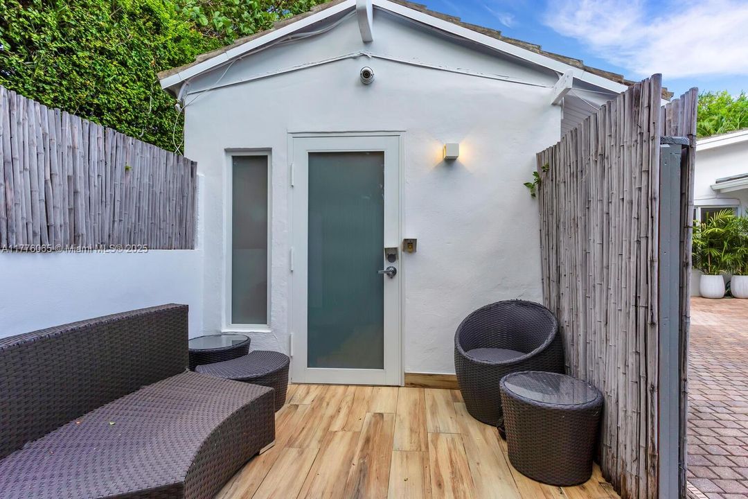 最近售出: $3,595,000 (4 贝兹, 3 浴室, 2534 平方英尺)