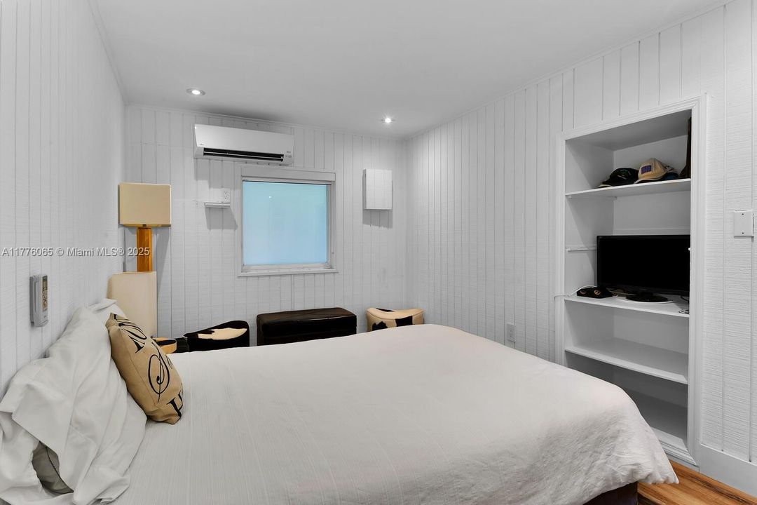 最近售出: $3,595,000 (4 贝兹, 3 浴室, 2534 平方英尺)