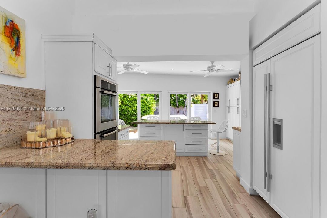 最近售出: $3,595,000 (4 贝兹, 3 浴室, 2534 平方英尺)