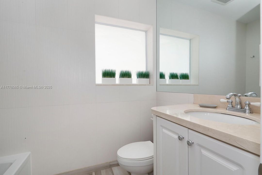 最近售出: $3,595,000 (4 贝兹, 3 浴室, 2534 平方英尺)