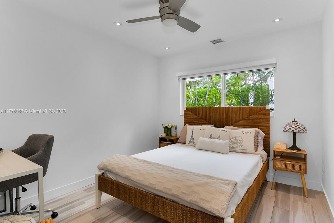 最近售出: $3,595,000 (4 贝兹, 3 浴室, 2534 平方英尺)