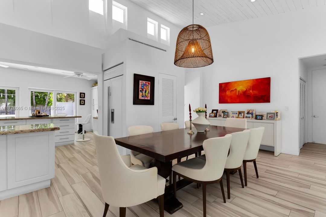 最近售出: $3,595,000 (4 贝兹, 3 浴室, 2534 平方英尺)