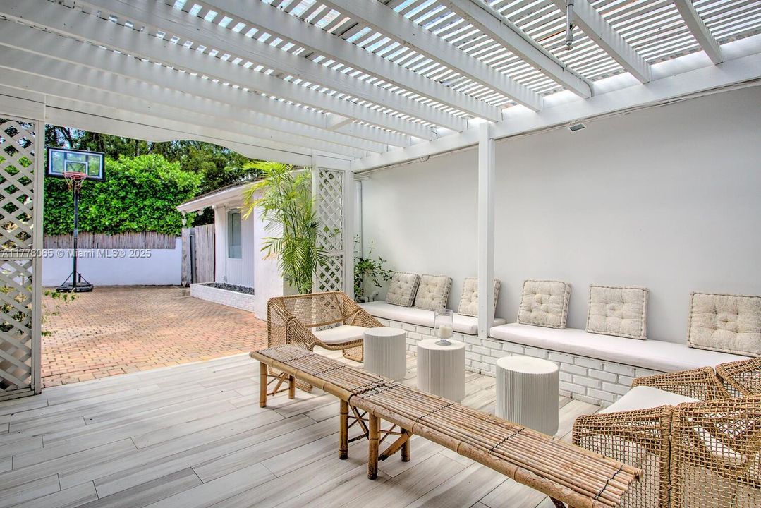 最近售出: $3,595,000 (4 贝兹, 3 浴室, 2534 平方英尺)