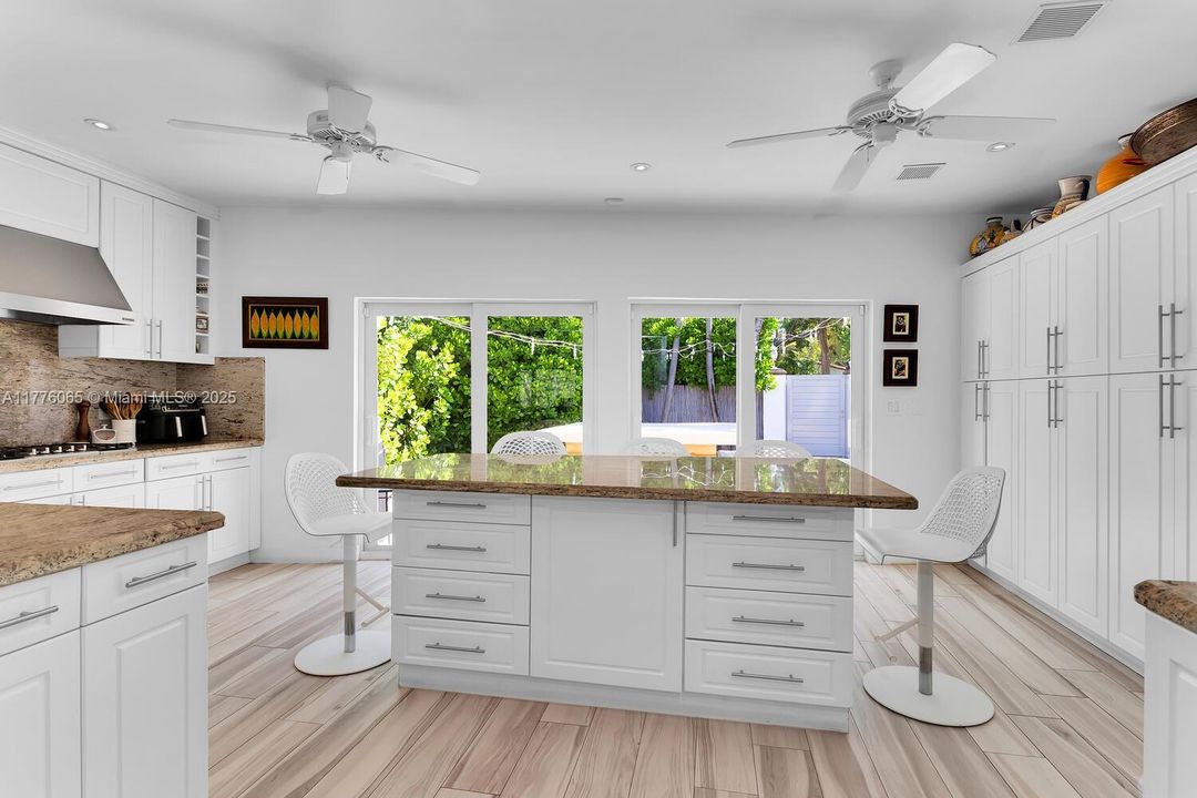 最近售出: $3,595,000 (4 贝兹, 3 浴室, 2534 平方英尺)