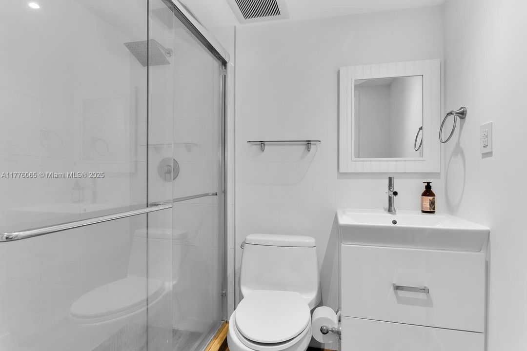 最近售出: $3,595,000 (4 贝兹, 3 浴室, 2534 平方英尺)