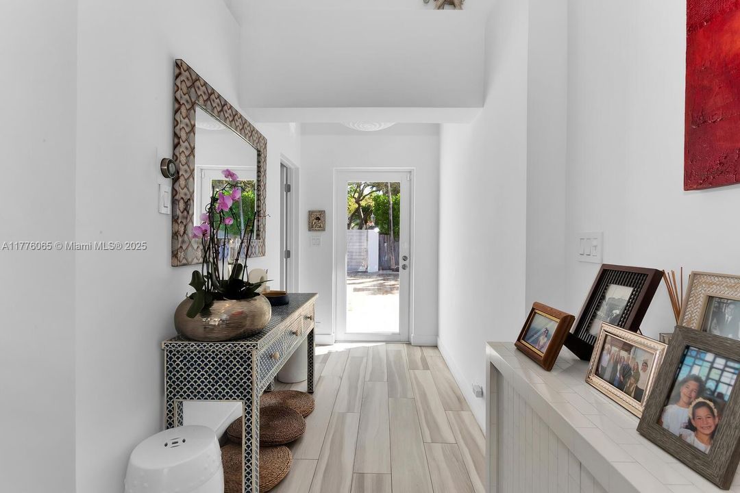 最近售出: $3,595,000 (4 贝兹, 3 浴室, 2534 平方英尺)