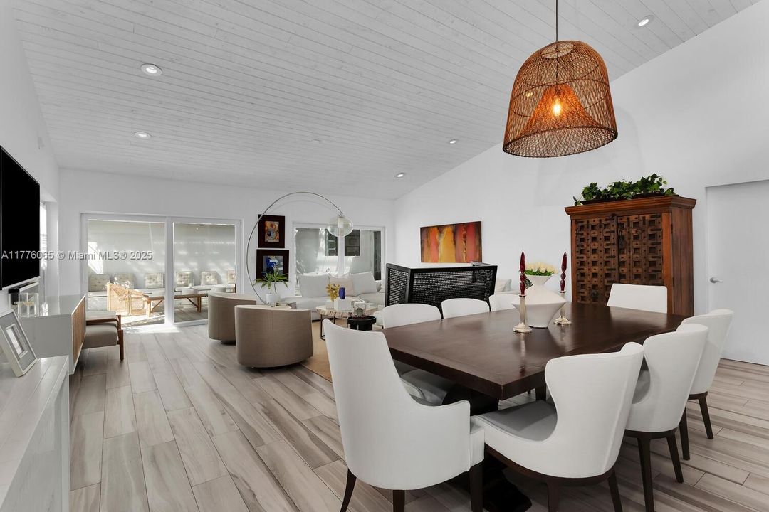 最近售出: $3,595,000 (4 贝兹, 3 浴室, 2534 平方英尺)