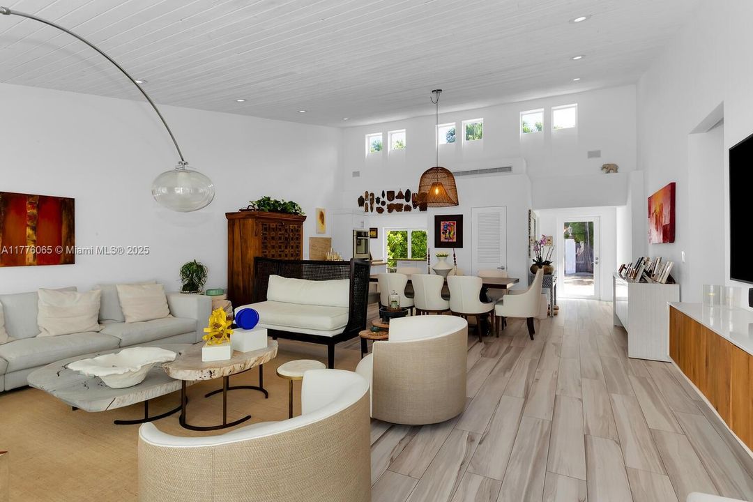 最近售出: $3,595,000 (4 贝兹, 3 浴室, 2534 平方英尺)