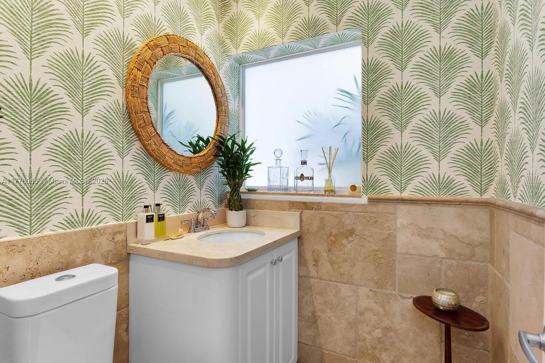 最近售出: $3,595,000 (4 贝兹, 3 浴室, 2534 平方英尺)