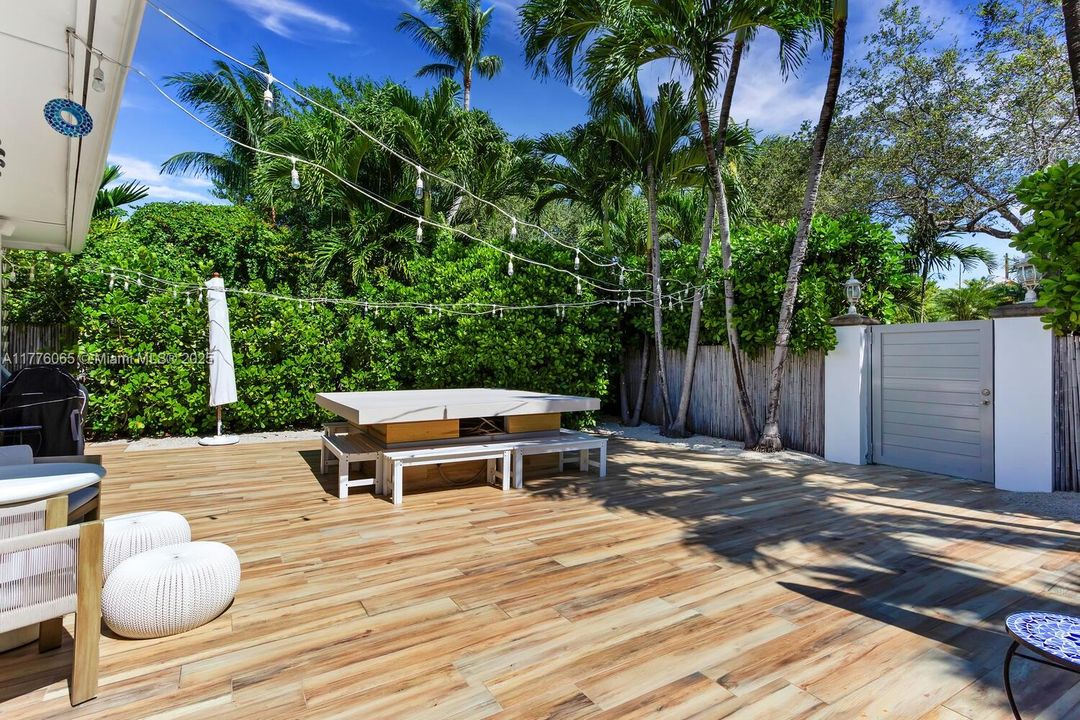 最近售出: $3,595,000 (4 贝兹, 3 浴室, 2534 平方英尺)