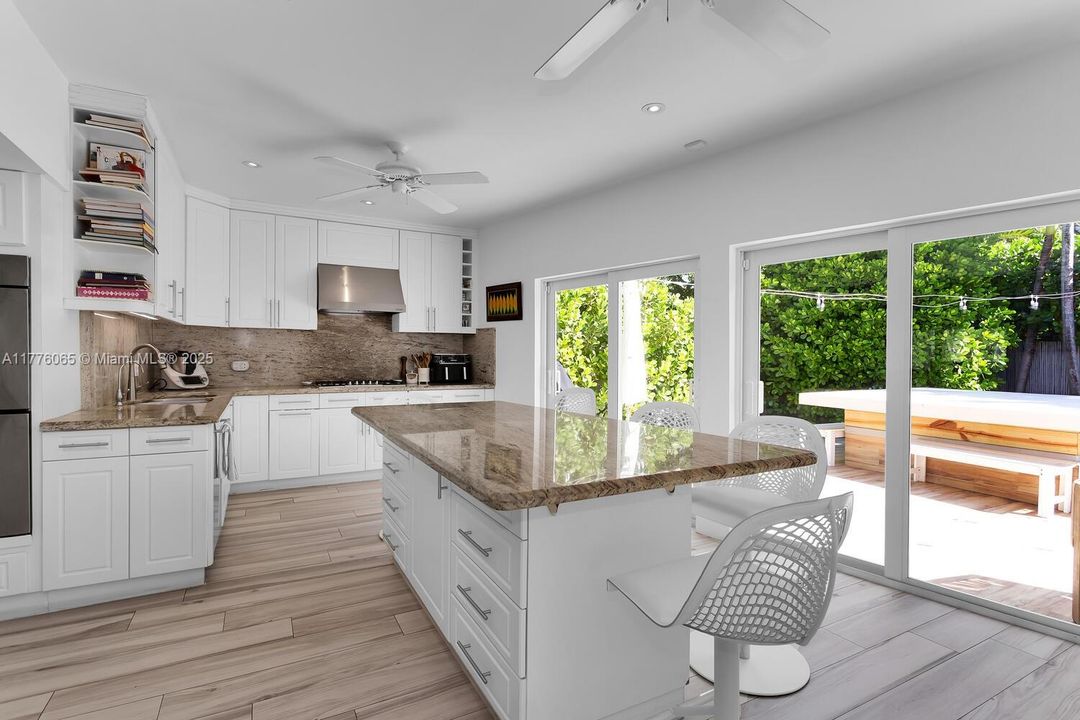 最近售出: $3,595,000 (4 贝兹, 3 浴室, 2534 平方英尺)