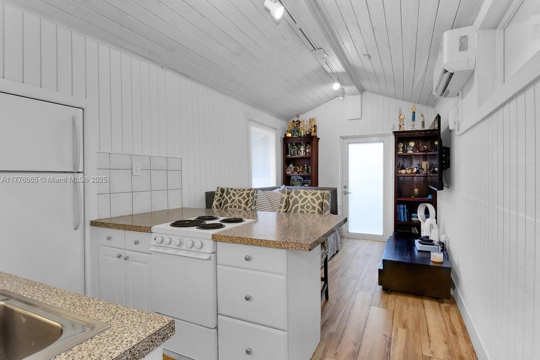 最近售出: $3,595,000 (4 贝兹, 3 浴室, 2534 平方英尺)