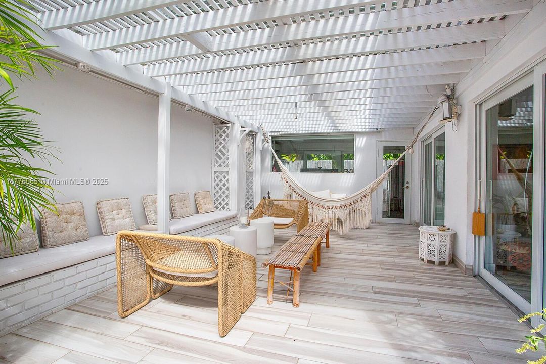 最近售出: $3,595,000 (4 贝兹, 3 浴室, 2534 平方英尺)