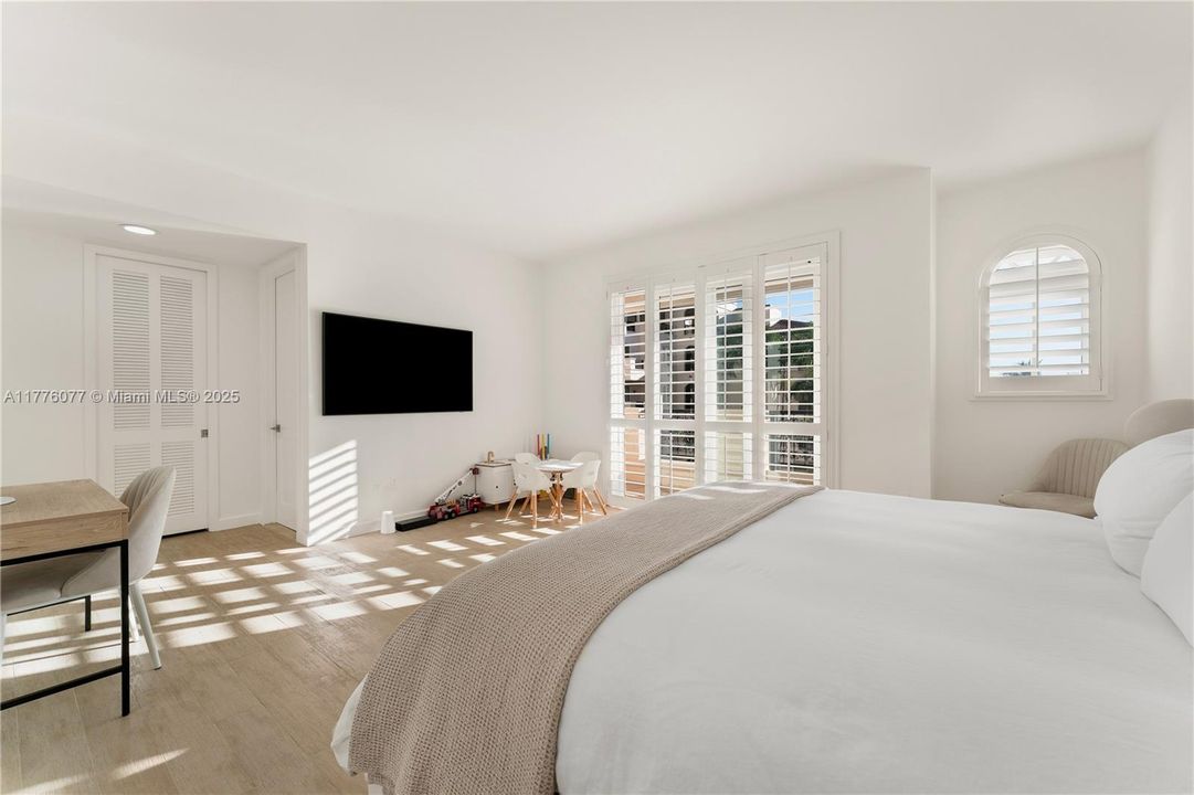 Недавно продано: $5,500,000 (2 спален, 2 ванн, 2420 Квадратных фут)