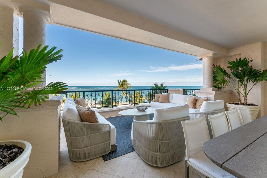 Недавно продано: $5,500,000 (2 спален, 2 ванн, 2420 Квадратных фут)