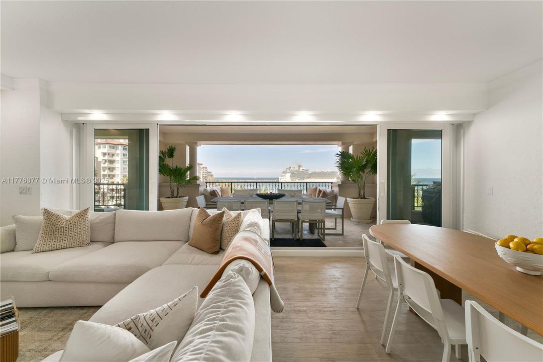 Недавно продано: $5,500,000 (2 спален, 2 ванн, 2420 Квадратных фут)