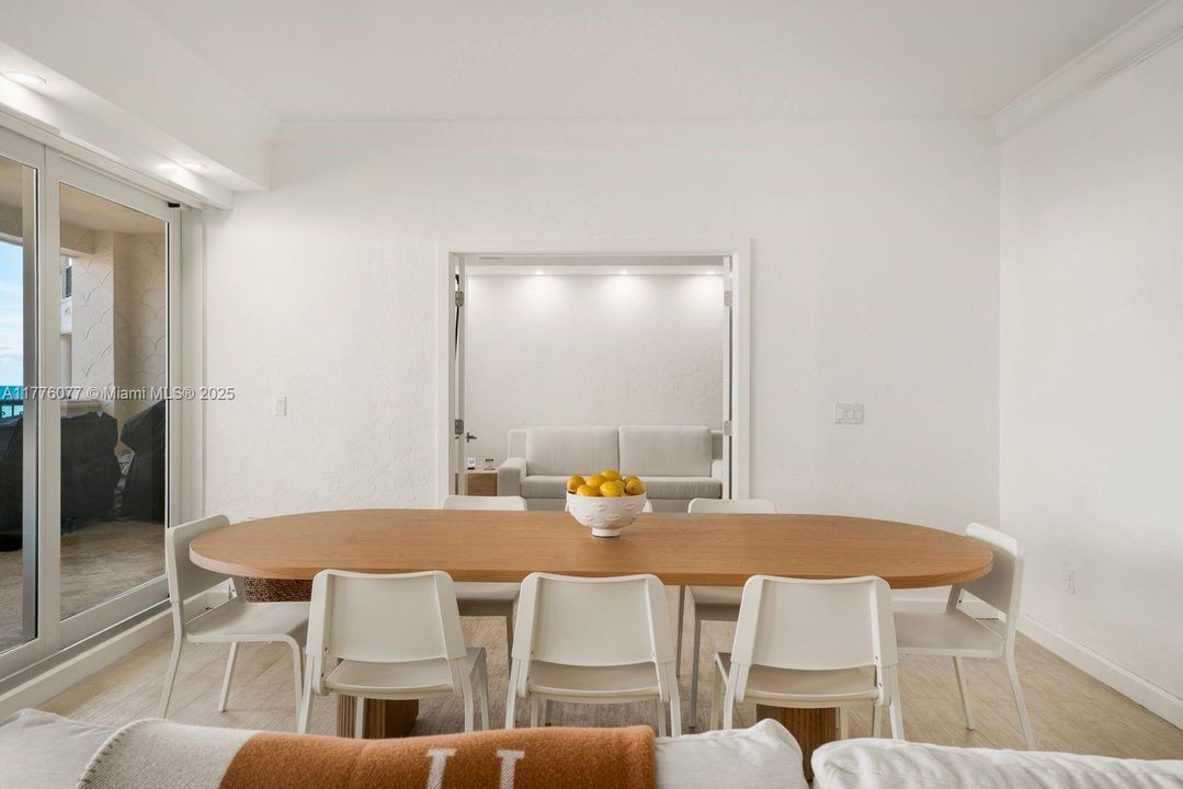 Недавно продано: $5,500,000 (2 спален, 2 ванн, 2420 Квадратных фут)