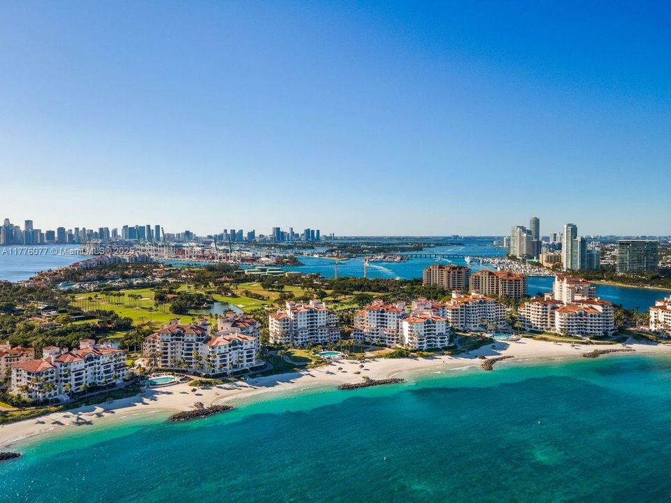 Недавно продано: $5,500,000 (2 спален, 2 ванн, 2420 Квадратных фут)