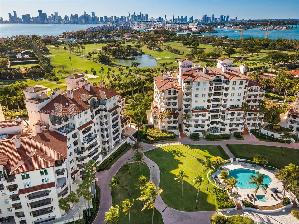 Недавно продано: $5,500,000 (2 спален, 2 ванн, 2420 Квадратных фут)