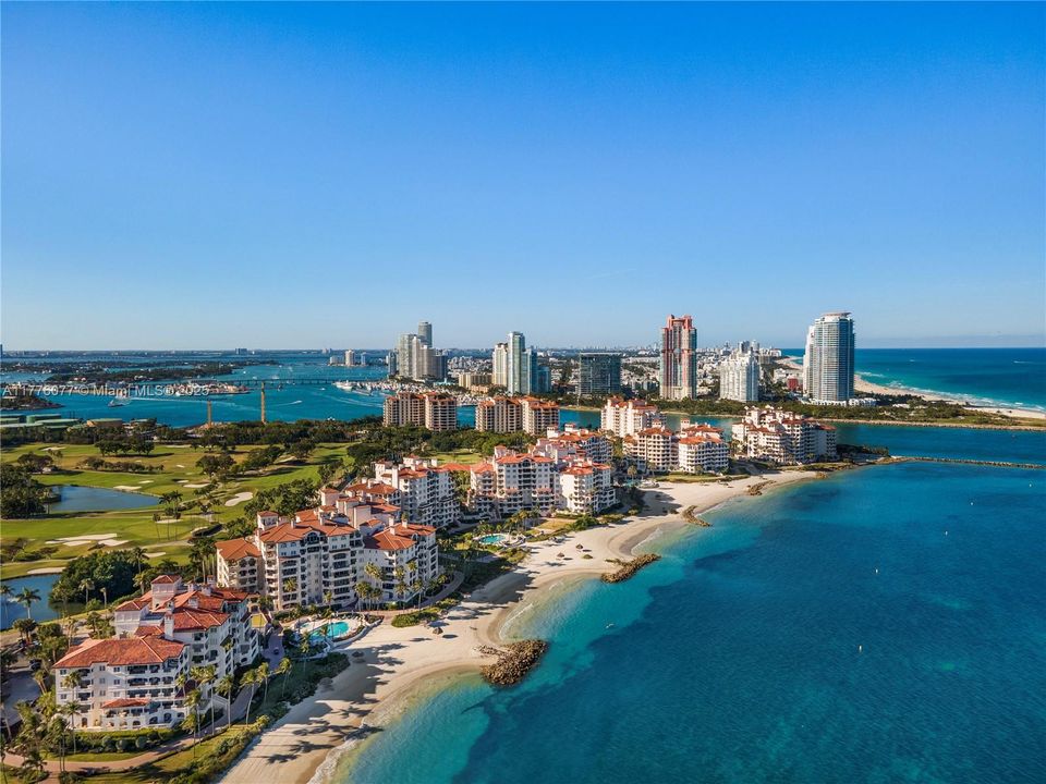 Недавно продано: $5,500,000 (2 спален, 2 ванн, 2420 Квадратных фут)