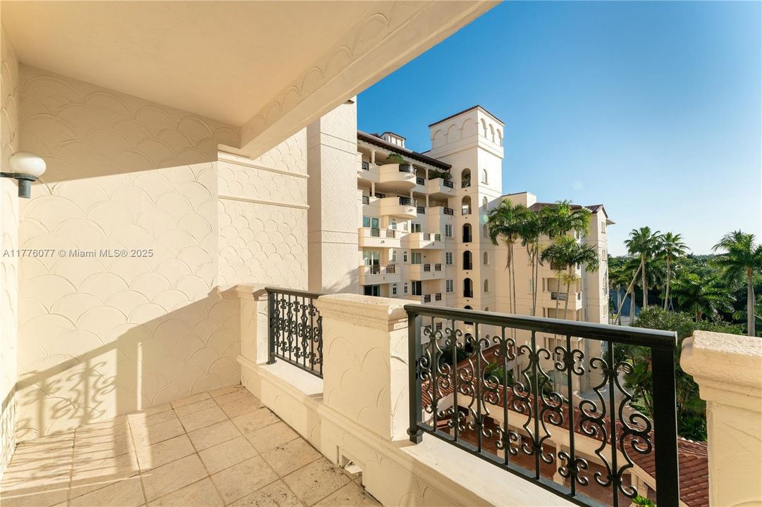 Недавно продано: $5,500,000 (2 спален, 2 ванн, 2420 Квадратных фут)