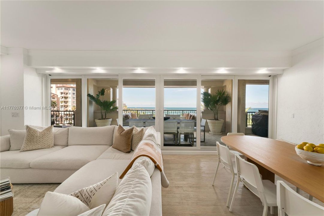 Недавно продано: $5,500,000 (2 спален, 2 ванн, 2420 Квадратных фут)