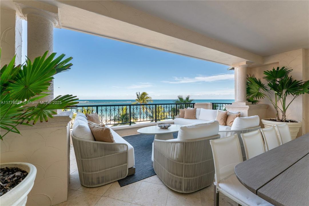 Недавно продано: $5,500,000 (2 спален, 2 ванн, 2420 Квадратных фут)