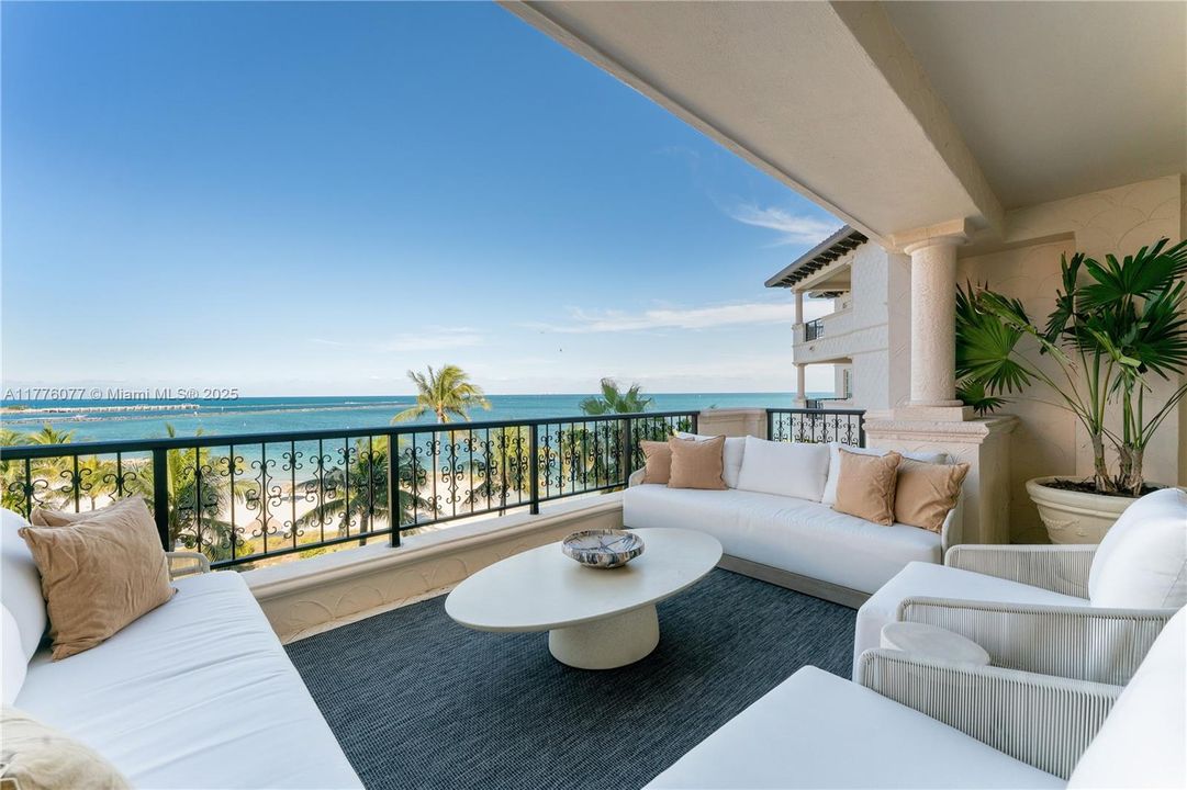 Недавно продано: $5,500,000 (2 спален, 2 ванн, 2420 Квадратных фут)