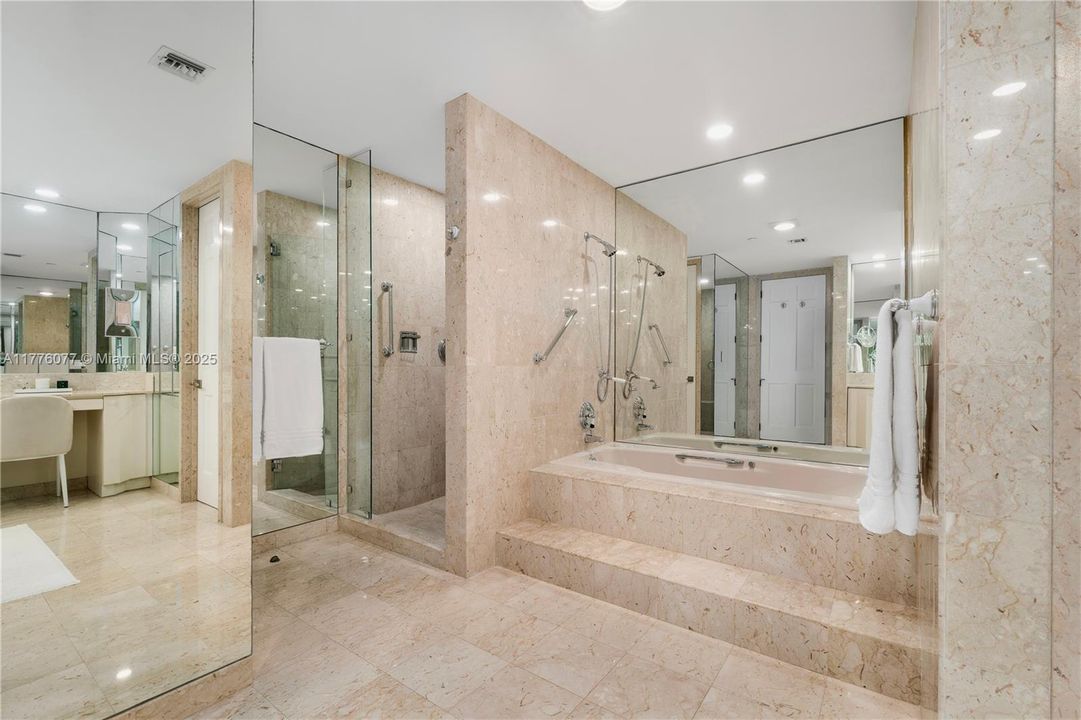 Недавно продано: $5,500,000 (2 спален, 2 ванн, 2420 Квадратных фут)